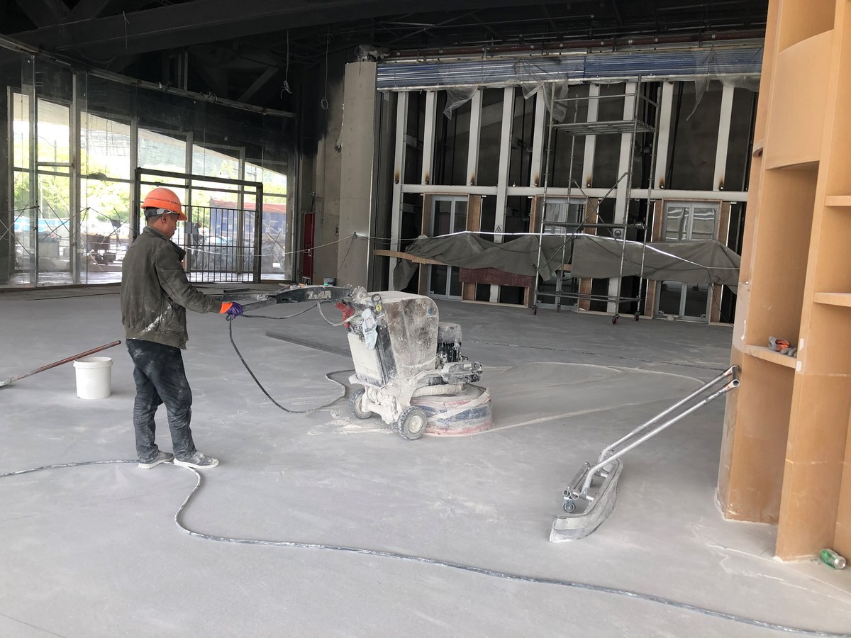 Grinding the epoxy terrazzo floor